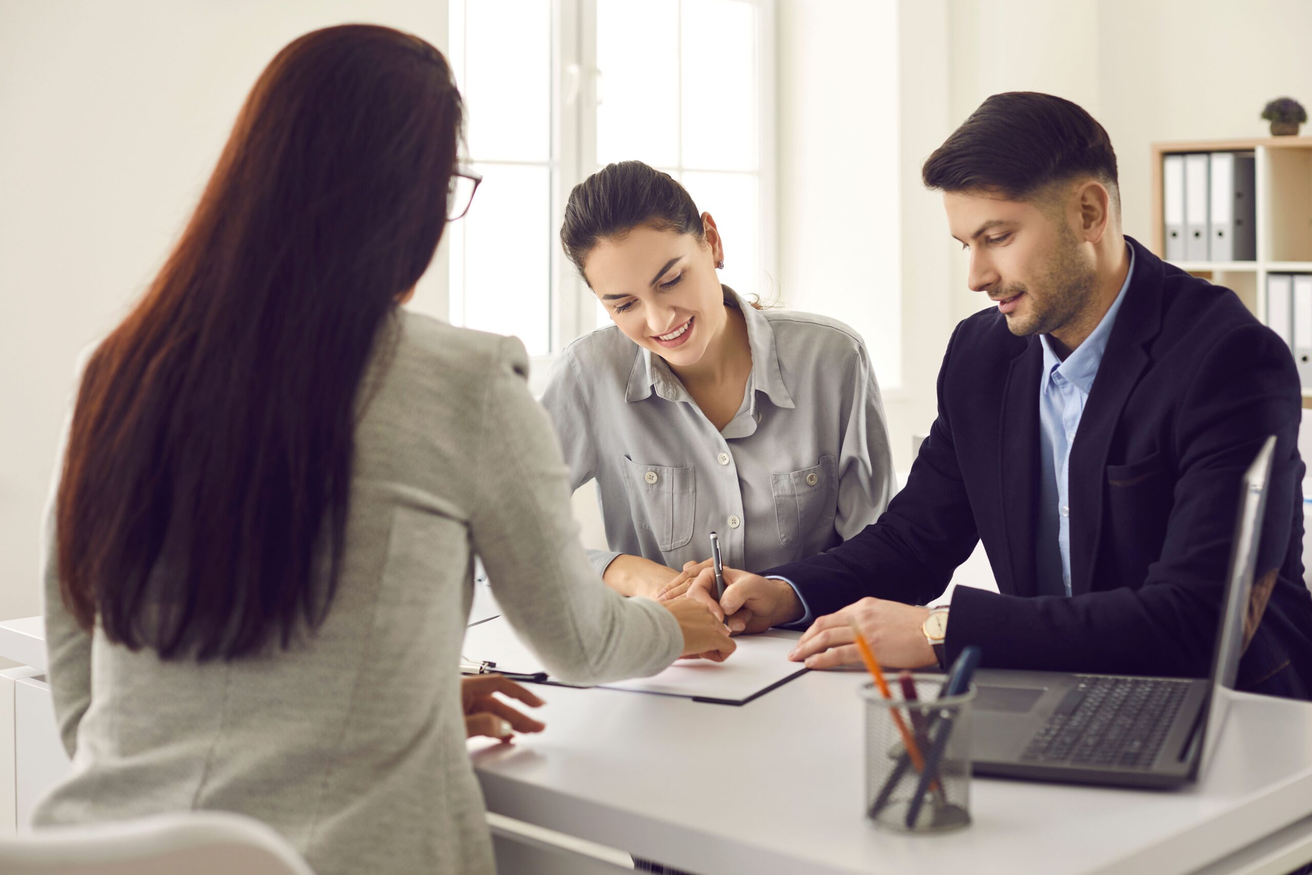 Female insurance agent whose carrier uses Duck Creek OnDemand working directly with her clients.